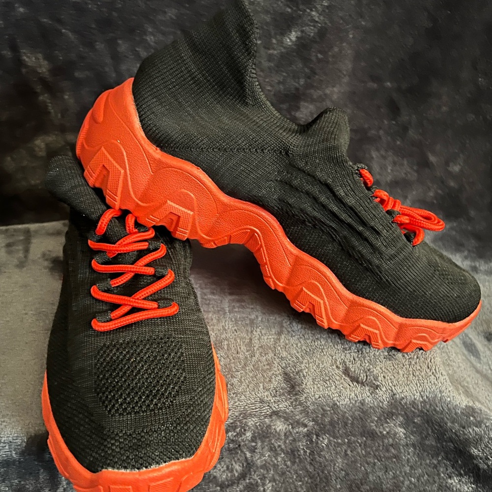 (NEW) Simply Snug Sneakers